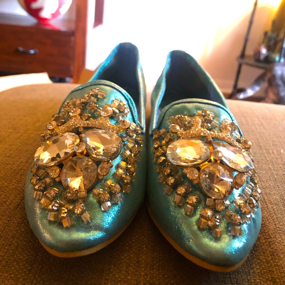 Beautiful turquoise flats designed with bright rhinestones.